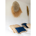 Housse de coussin 30x50 en coton bleu naturel et raphia avec suspension en tissage raffia