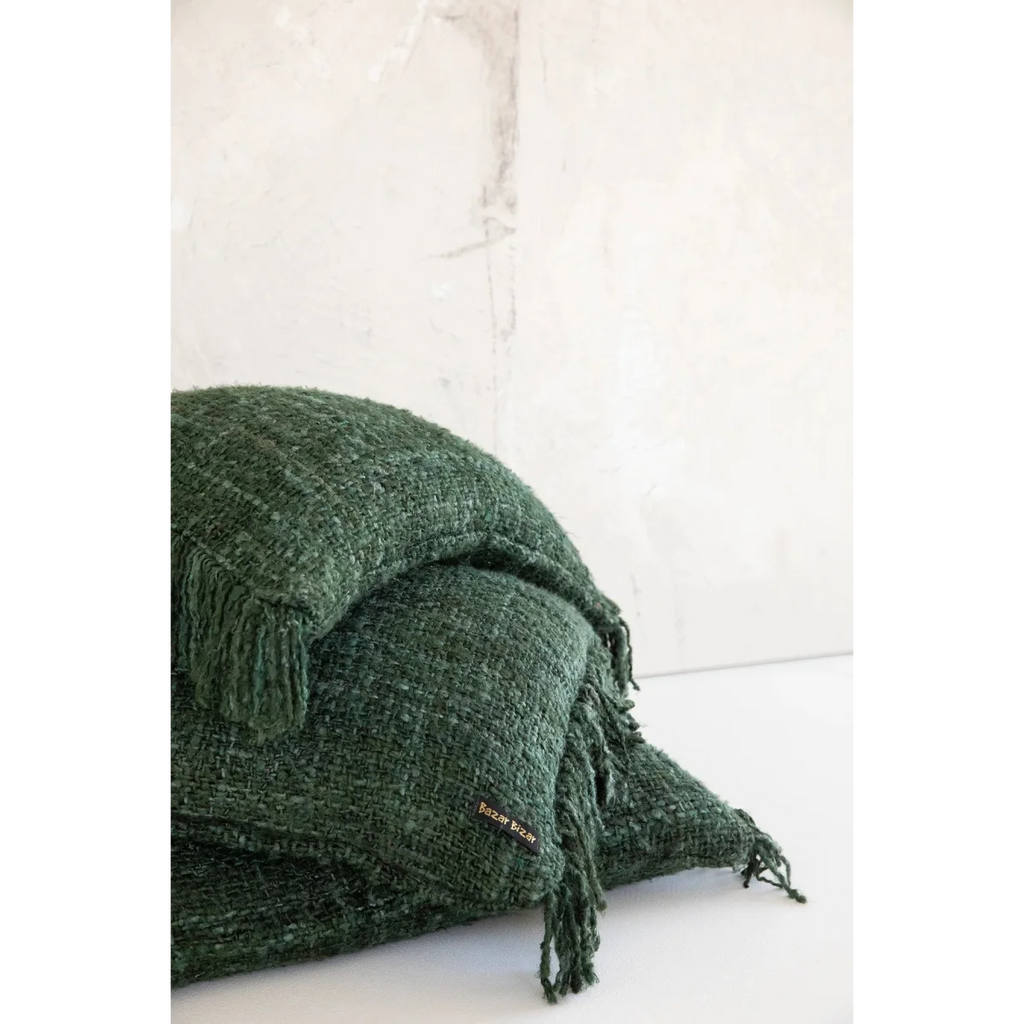 Housse de coussin 60x60 en coton vert forêt avec franges et texture sombre