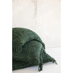 Housse de coussin 60x60 en coton vert forêt avec franges et texture sombre