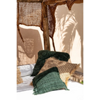 Housse de coussin 60x60 en coton vert forêt avec franges et coussins en fibres naturelles