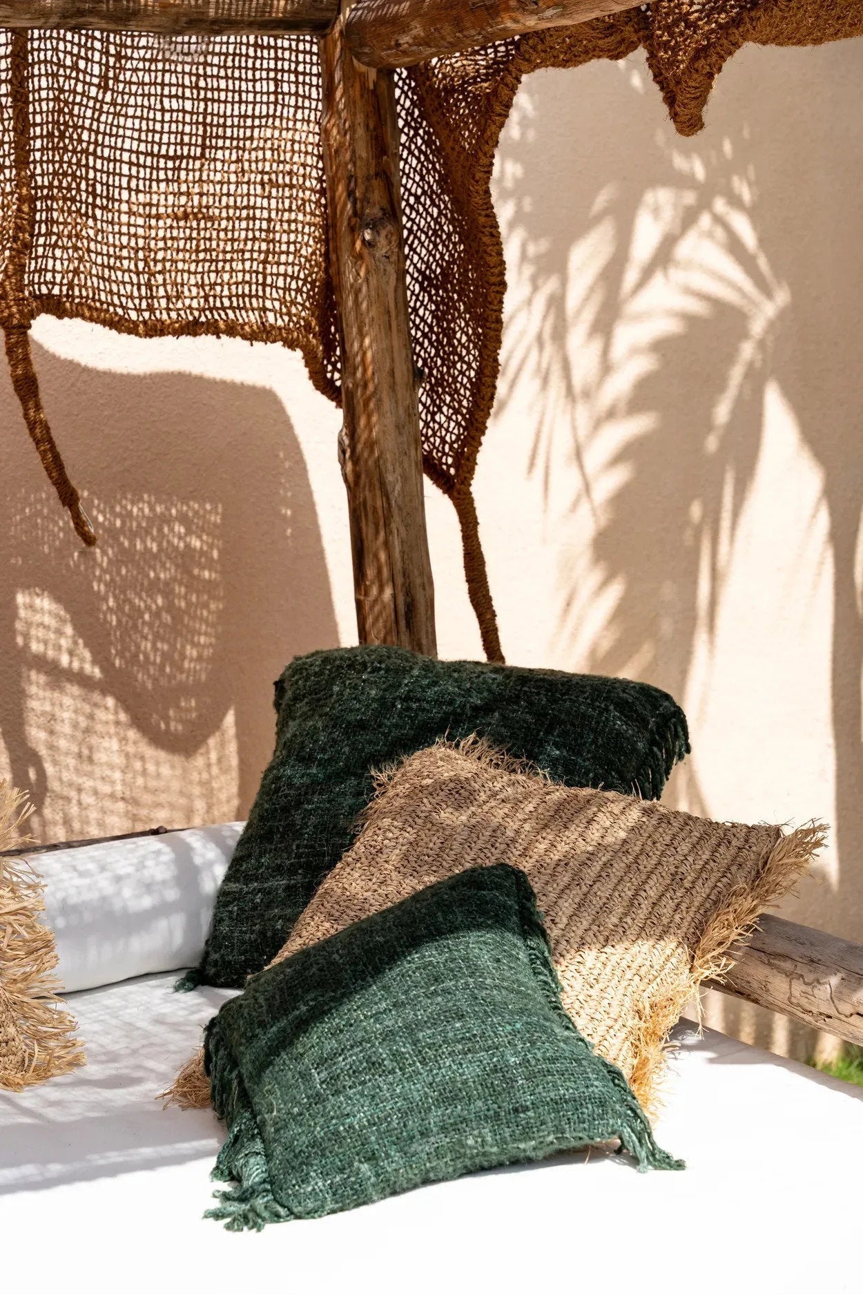 Housse de coussin 60x60 en coton vert forêt avec franges et coussins en fibres naturelles