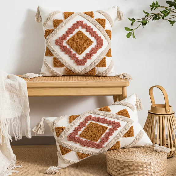housse de coussin bohème chic marron dans un sallon