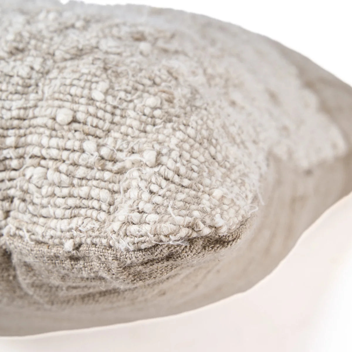 Housse de coussin carré en lin texturé beige écru avec pompons gris