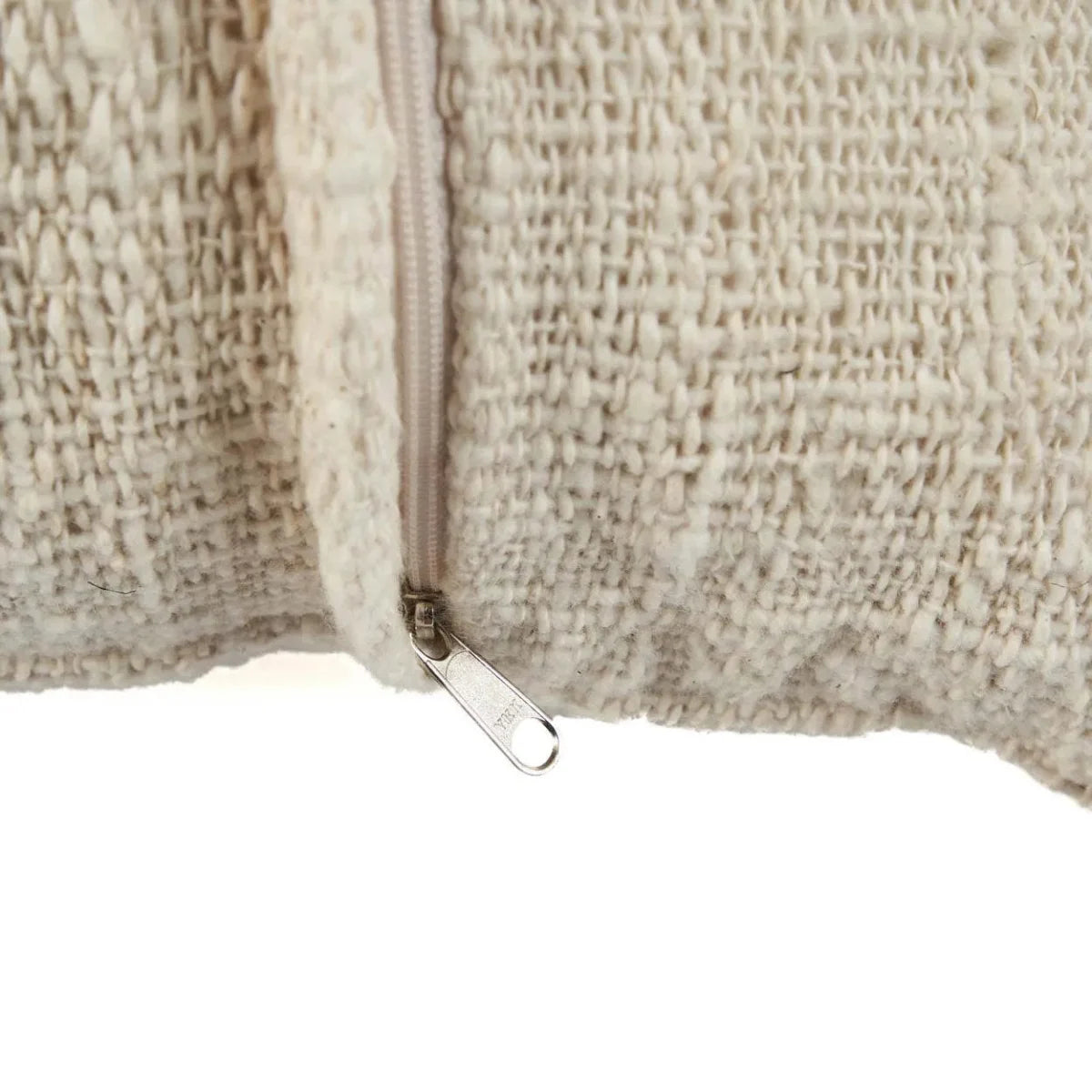 Housse de coussin carrée beige en tissu texturé à franges et coquillages