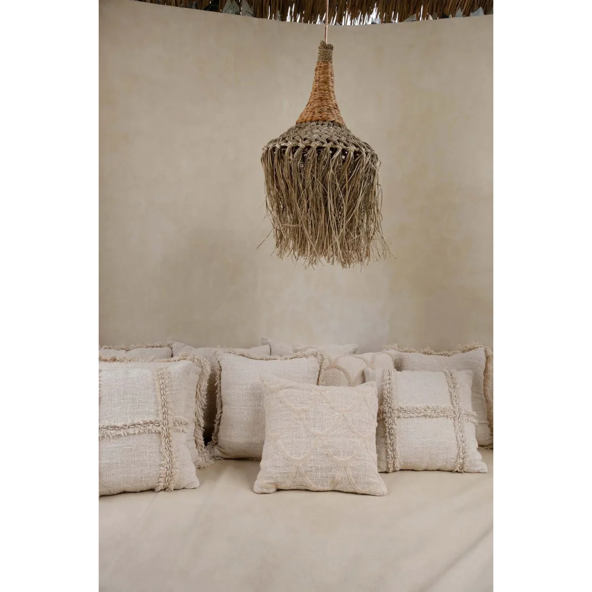 Housse de coussin carrée beige en tissu texturé à franges et coquillages