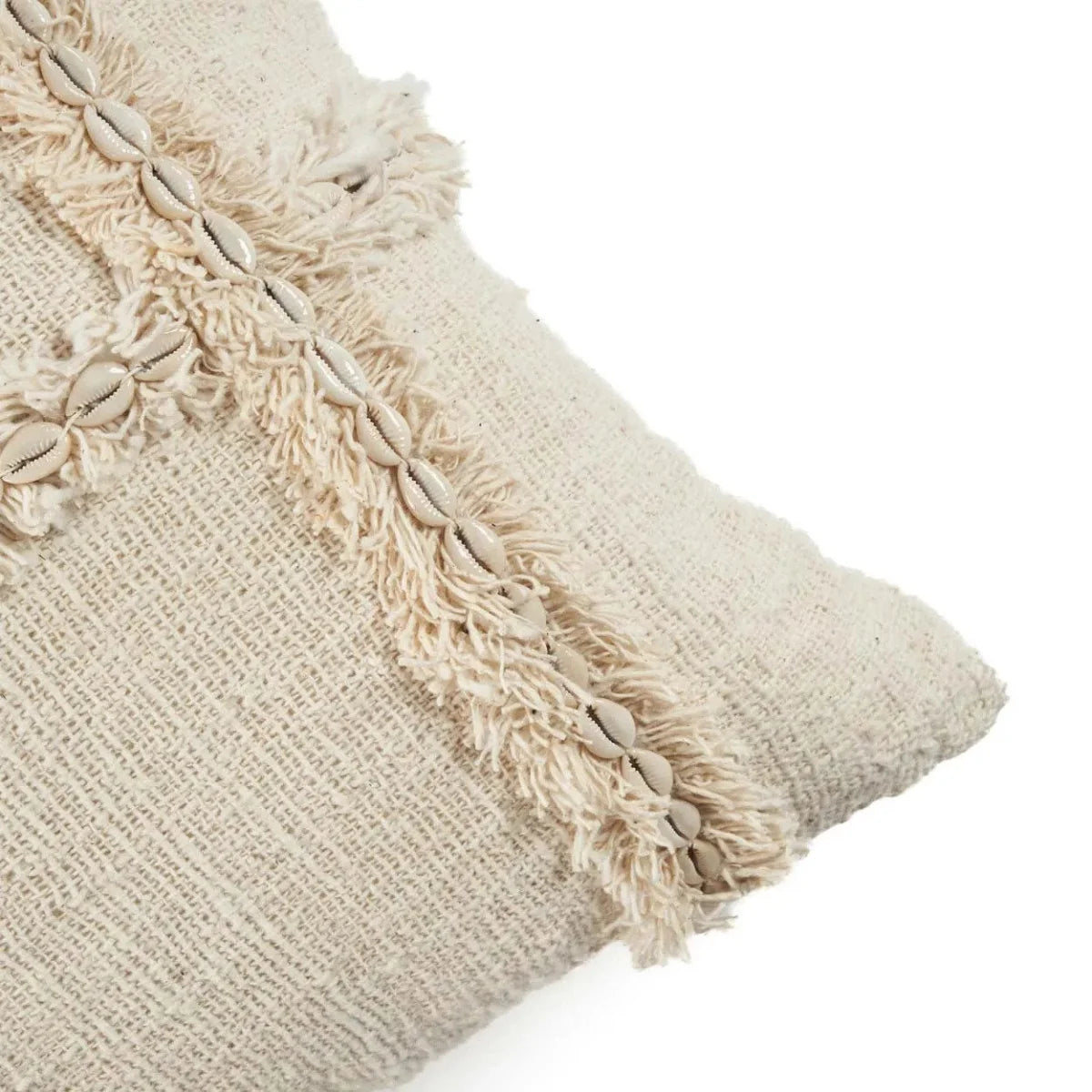 Housse de coussin carrée beige en tissu texturé à franges et coquillages