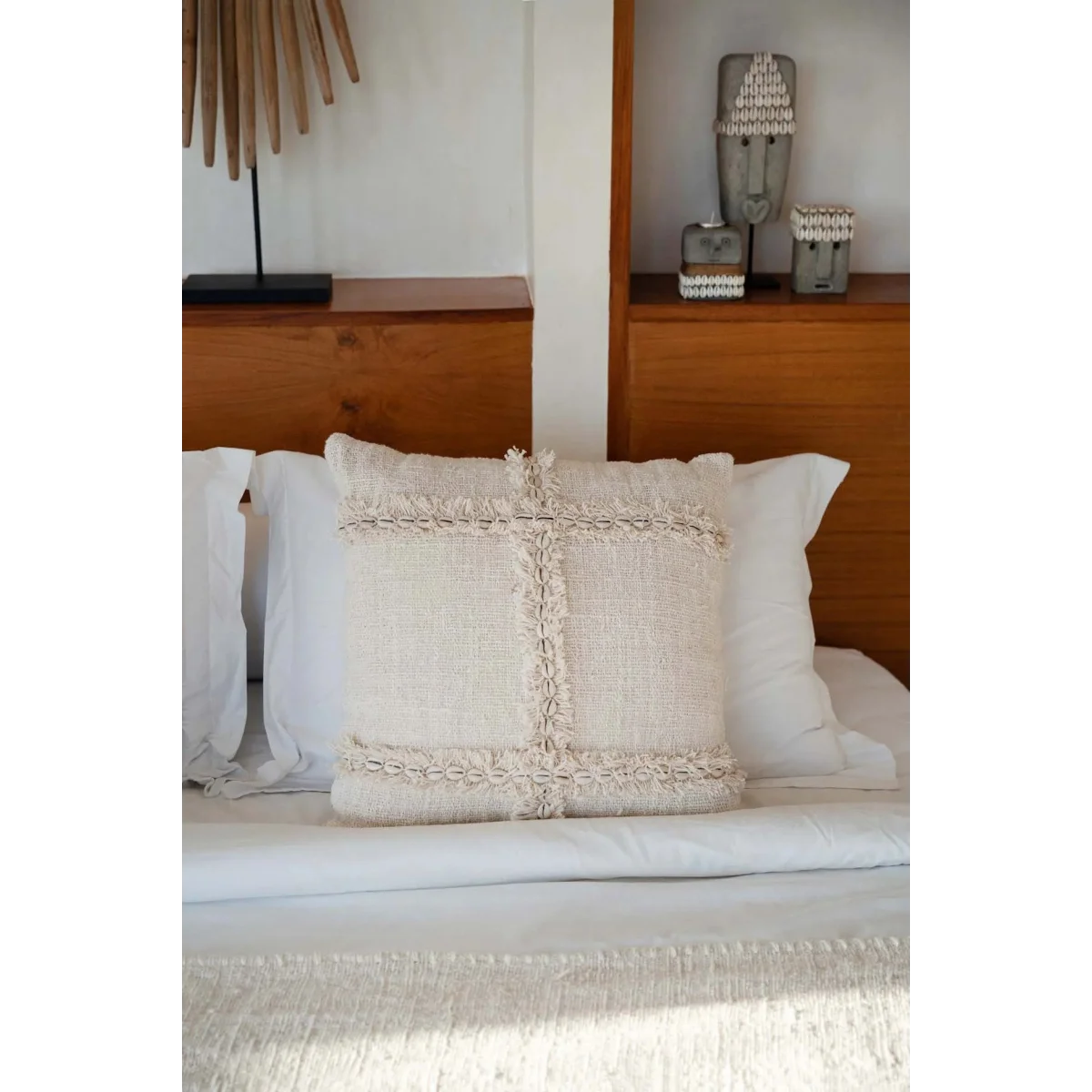 Housse de coussin carrée beige en tissu texturé à franges et coquillages