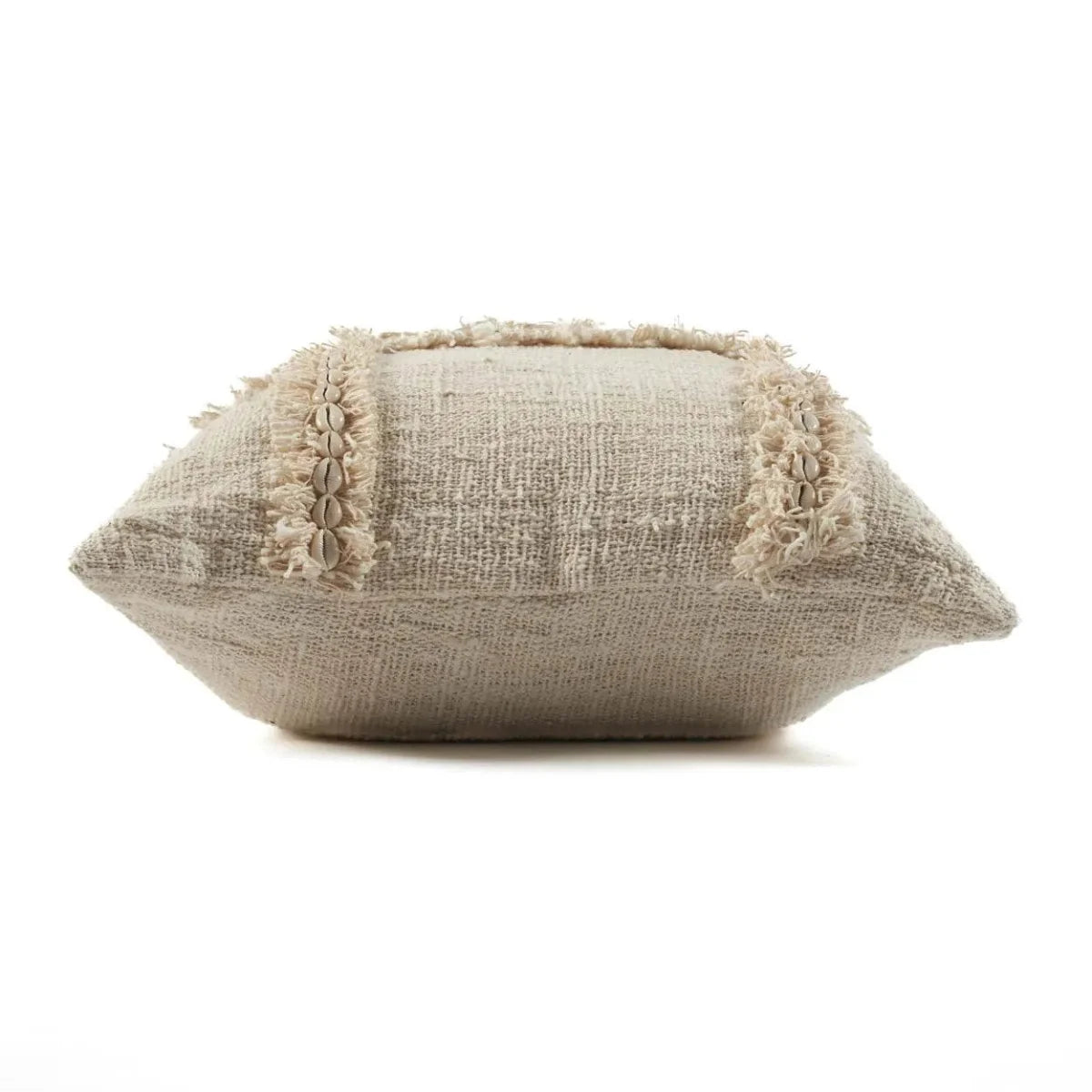 Housse de coussin carrée beige en tissu texturé à franges et coquillages