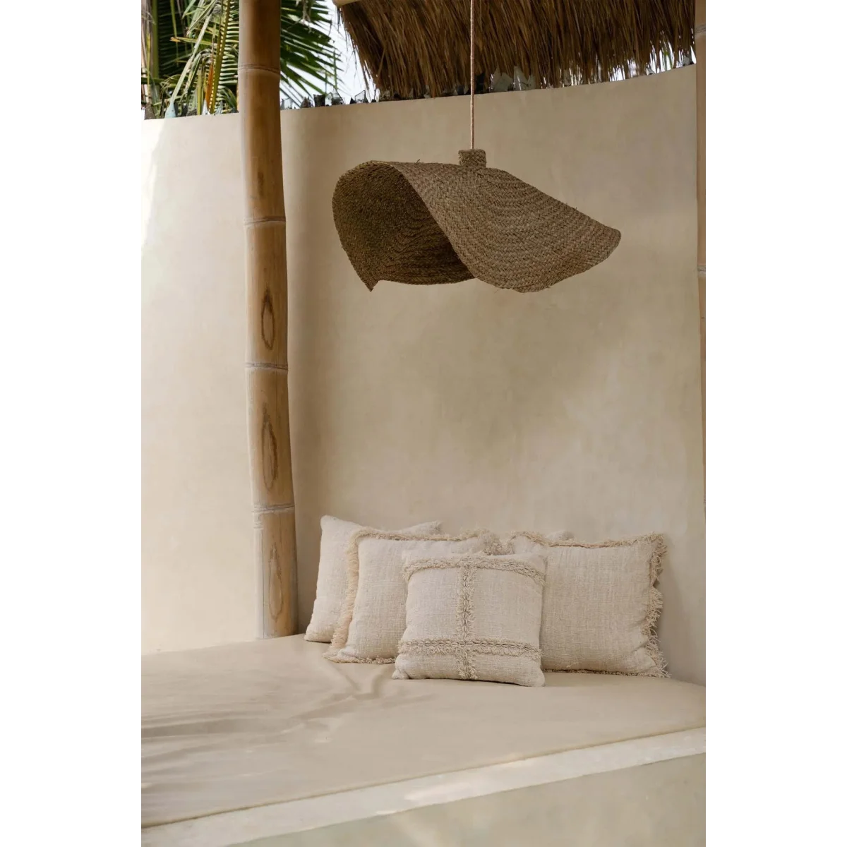 Housse de coussin carrée beige en tissu texturé à franges et coquillages
