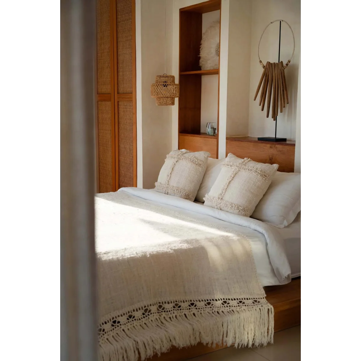 Housse de coussin carrée beige en tissu texturé à franges et coquillages