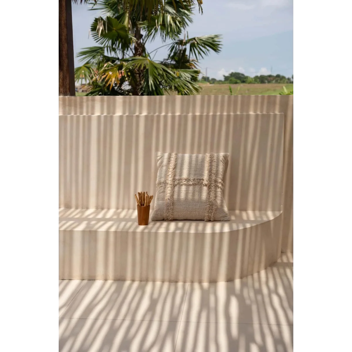 Housse de coussin carrée beige en tissu texturé à franges et coquillages