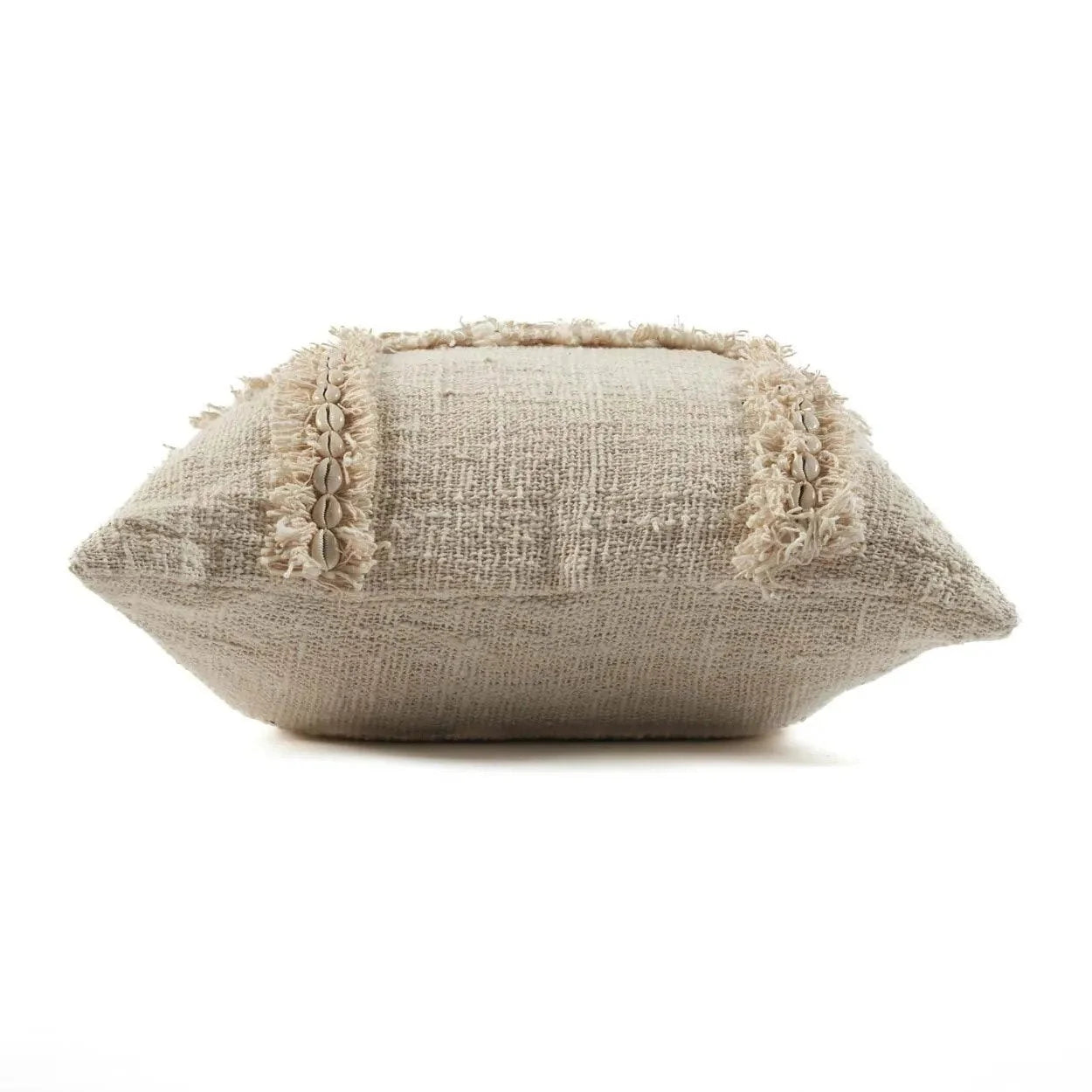 Coussin beige texturé avec franges et coquillages, idéal pour la décoration intérieure