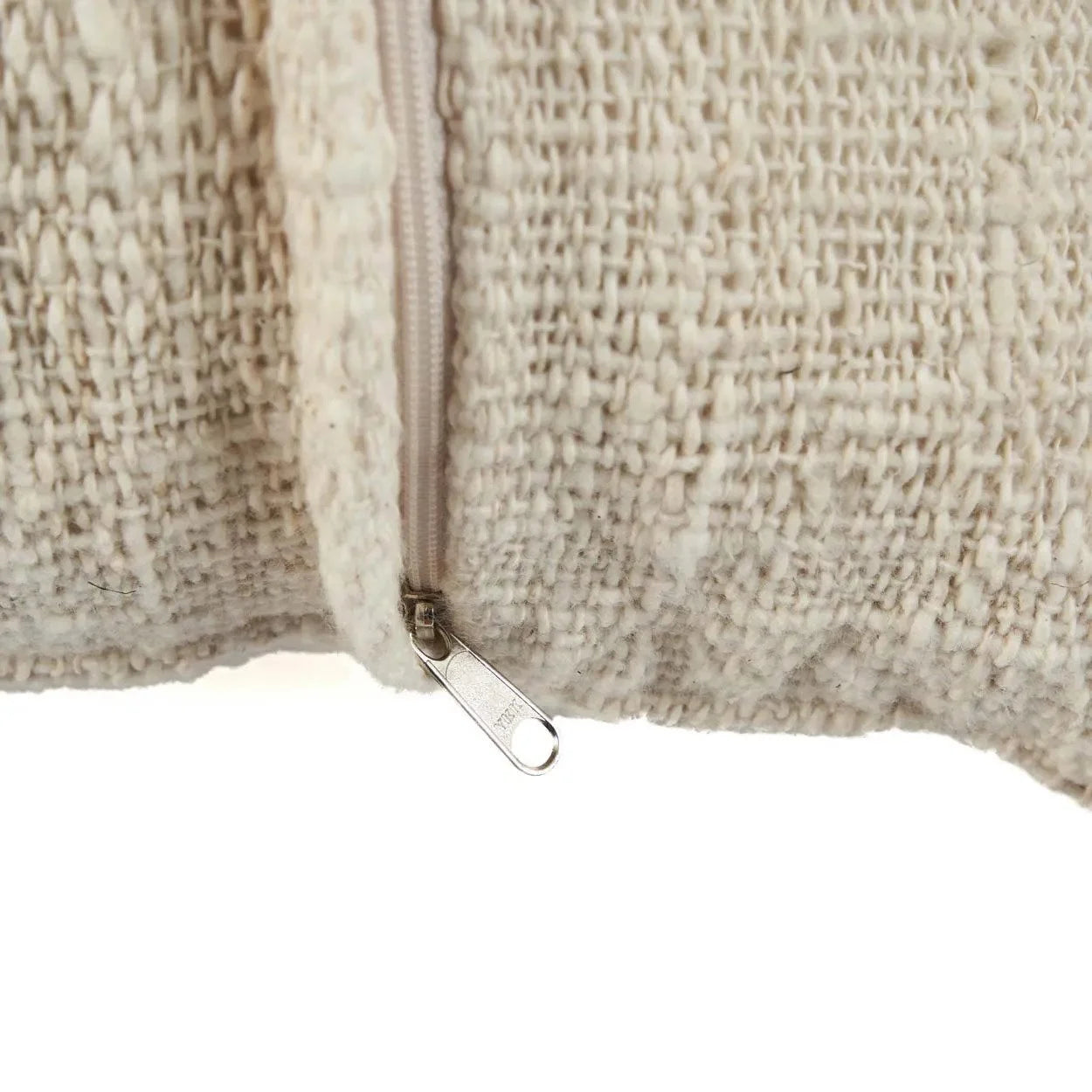 Housse de coussin carrée beige en tissu texturé avec franges et coquillages
