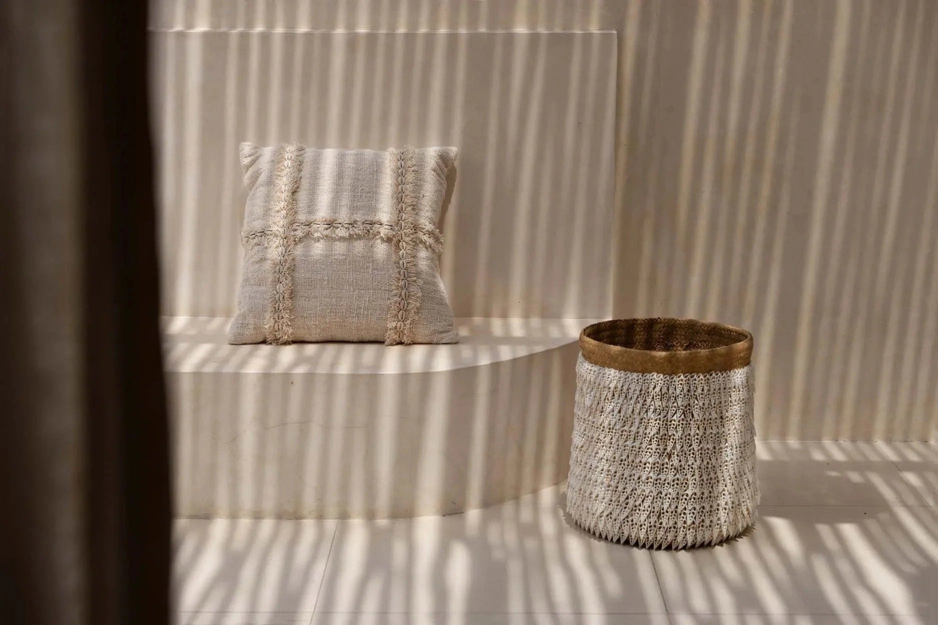 Panier tissé avec bordure marron pour Housse de coussin carrée beige en tissu texturé