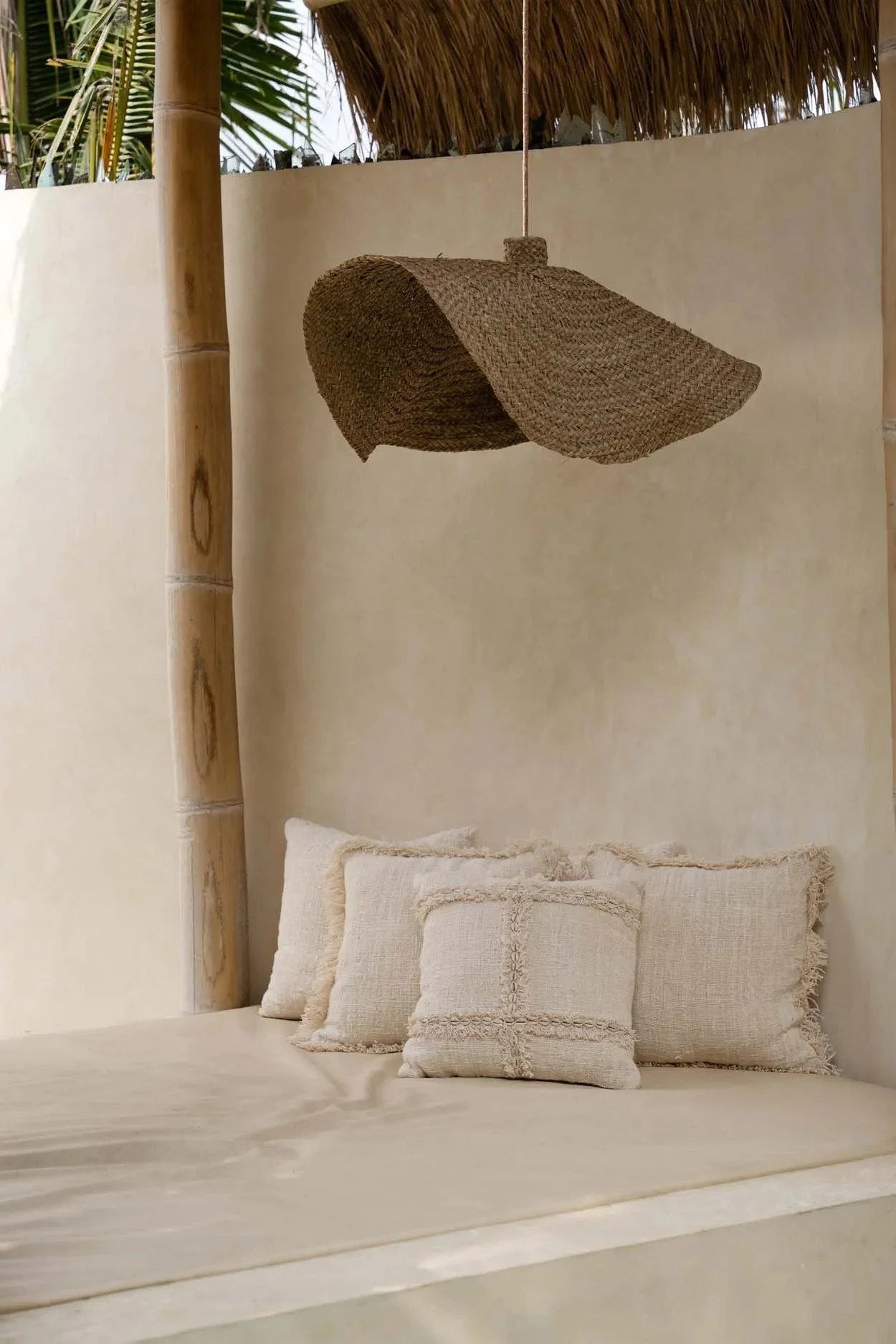 Lampe pendentif en paille tissée pour Housse de coussin carrée beige en tissu texturé