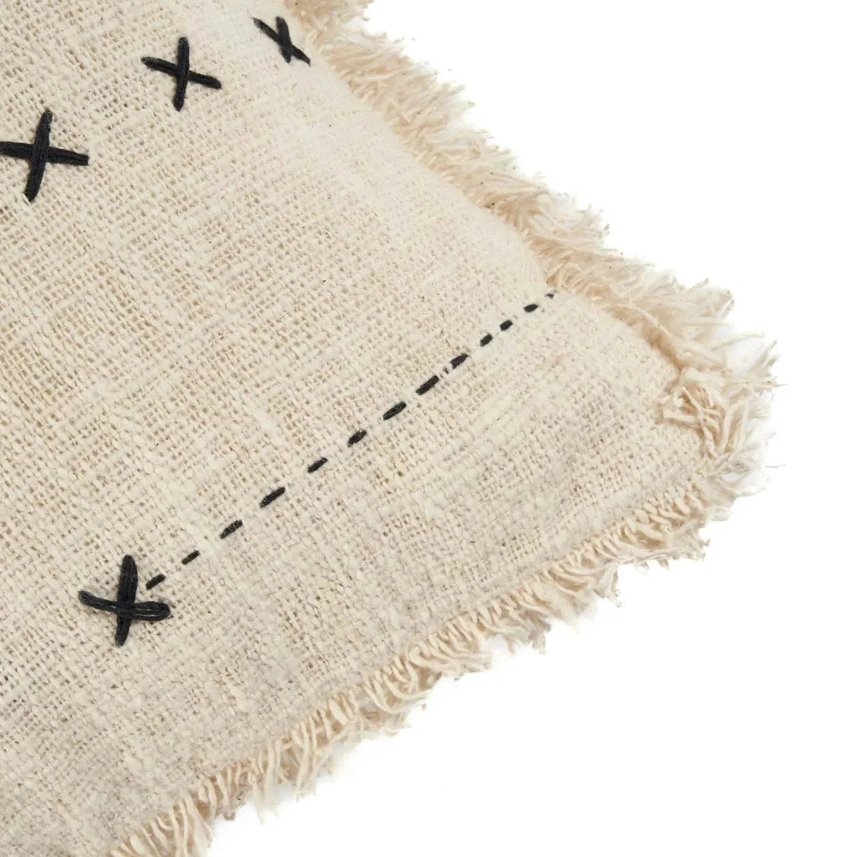 Housse de coussin carrée en coton beige broderie noire à franges