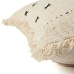 Housse de coussin carrée en coton beige broderie noire à franges