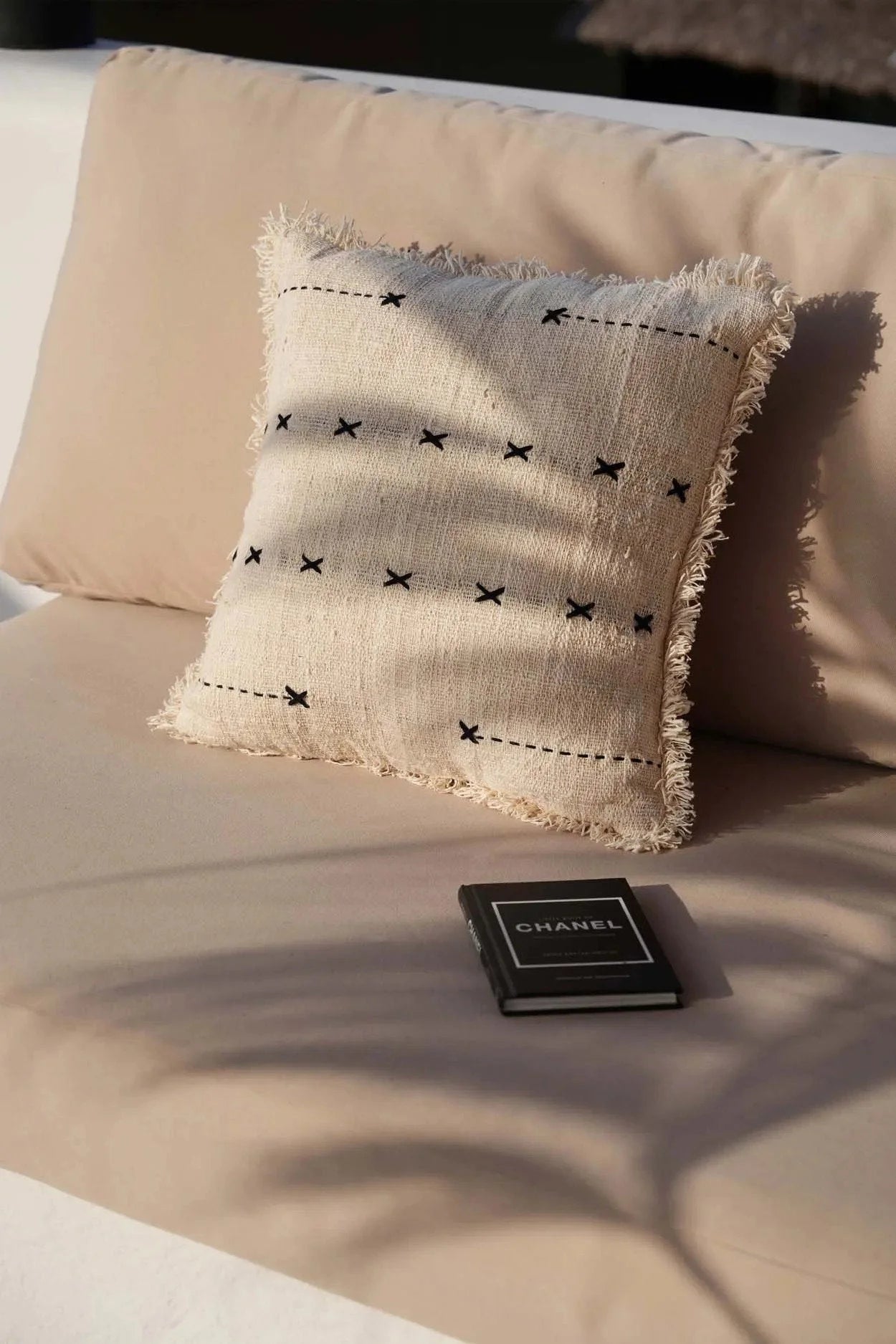 Housse de coussin carrée en coton beige broderie noire à franges