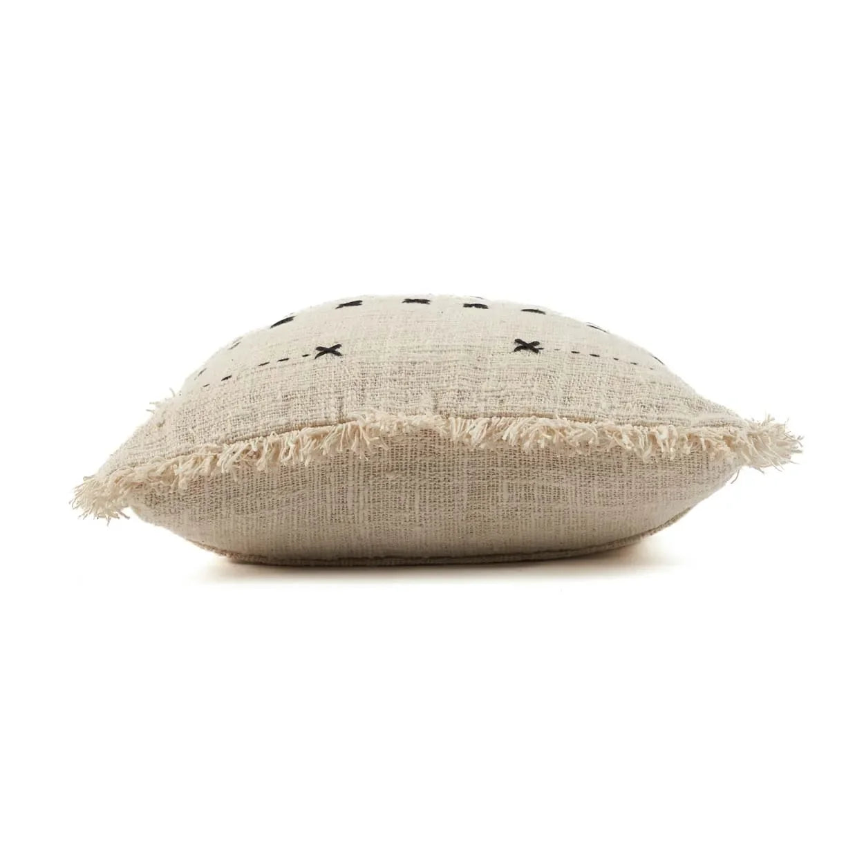 Coussin carré en coton beige avec broderie noire et franges décoration intérieure