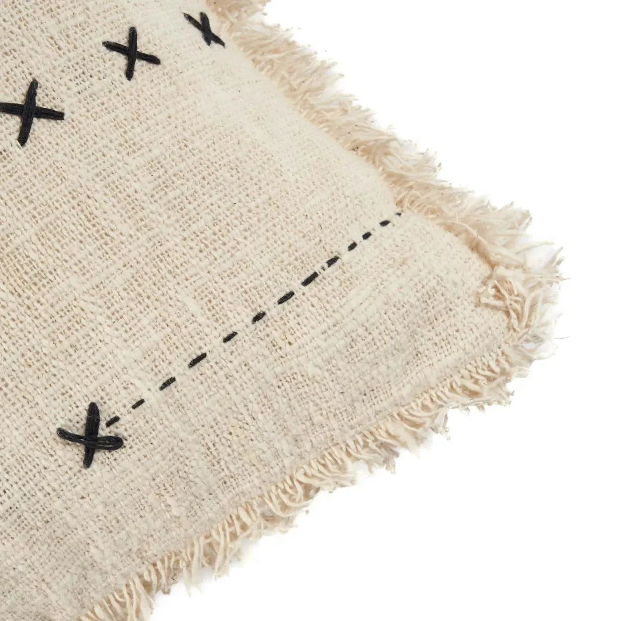 Housse de coussin carrée beige en coton à broderie noire et franges élégantes