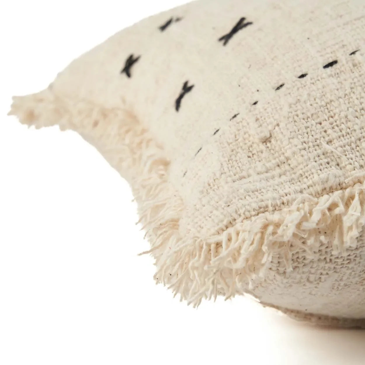 Housse de coussin carrée en coton beige avec broderie noire et franges naturelles