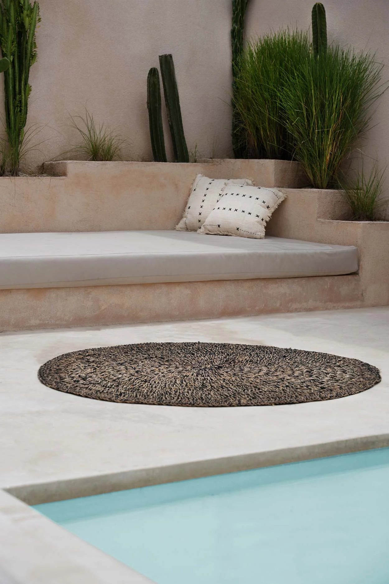 Tapis rond texturé pour Housse de coussin carrée en coton beige broderie noire à franges