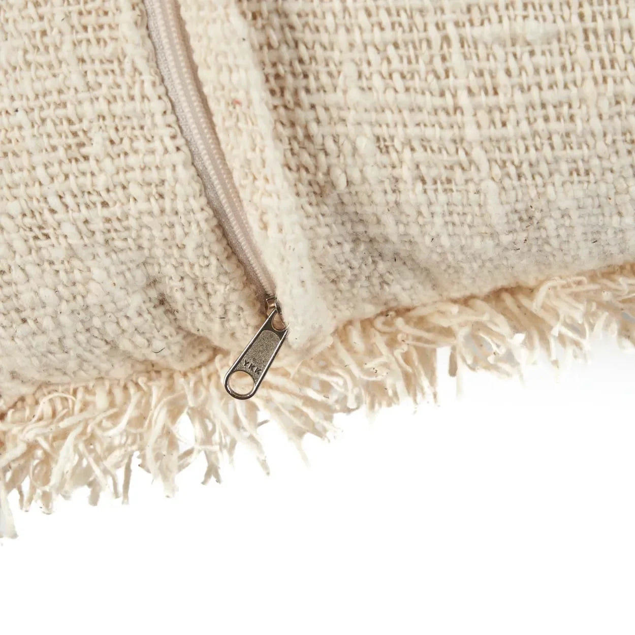 Coussin carré en coton beige broderie noire avec franges et fermeture éclair