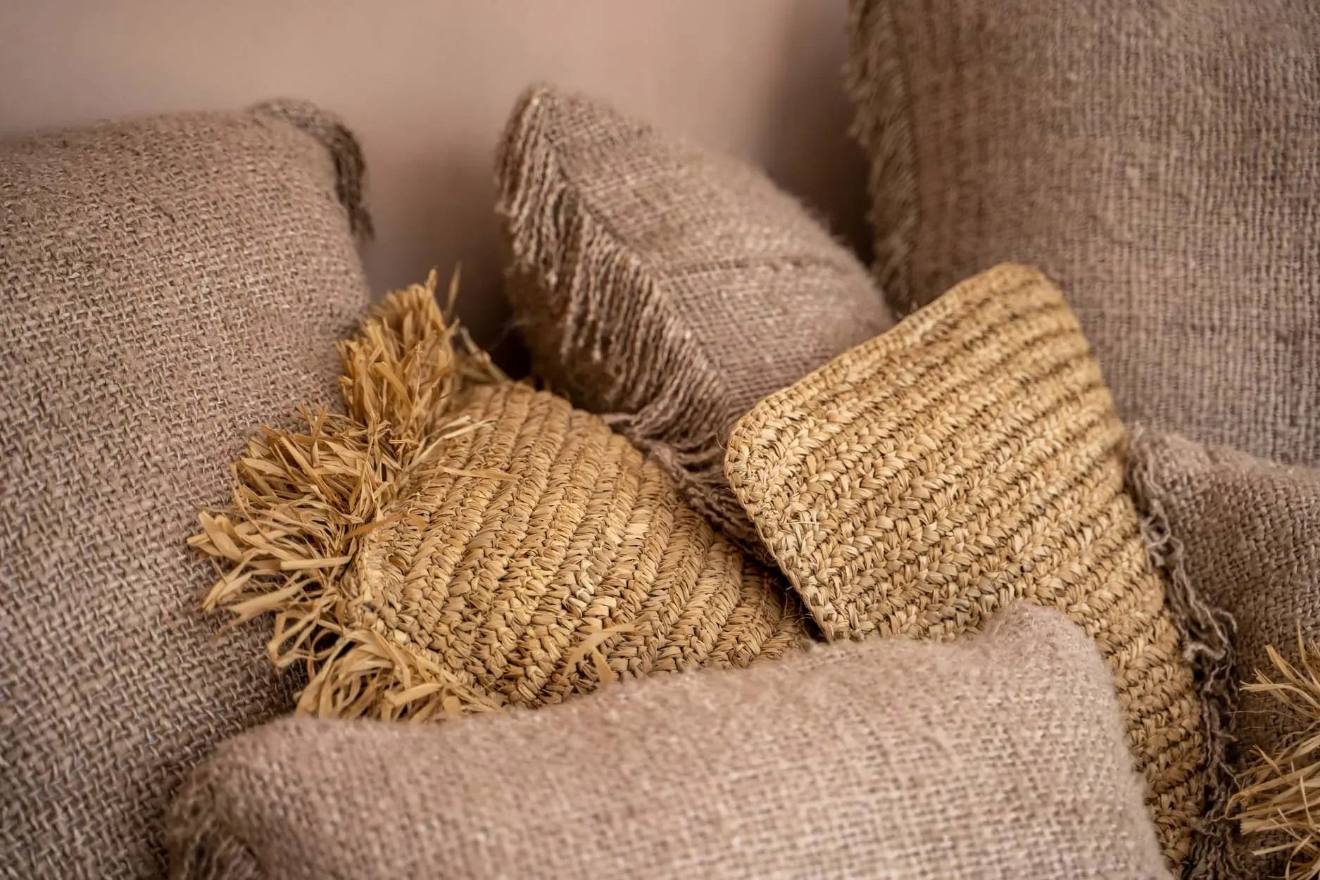 Pile de coussins texturés en coton gris perle avec franges décoratives 40x40 cm