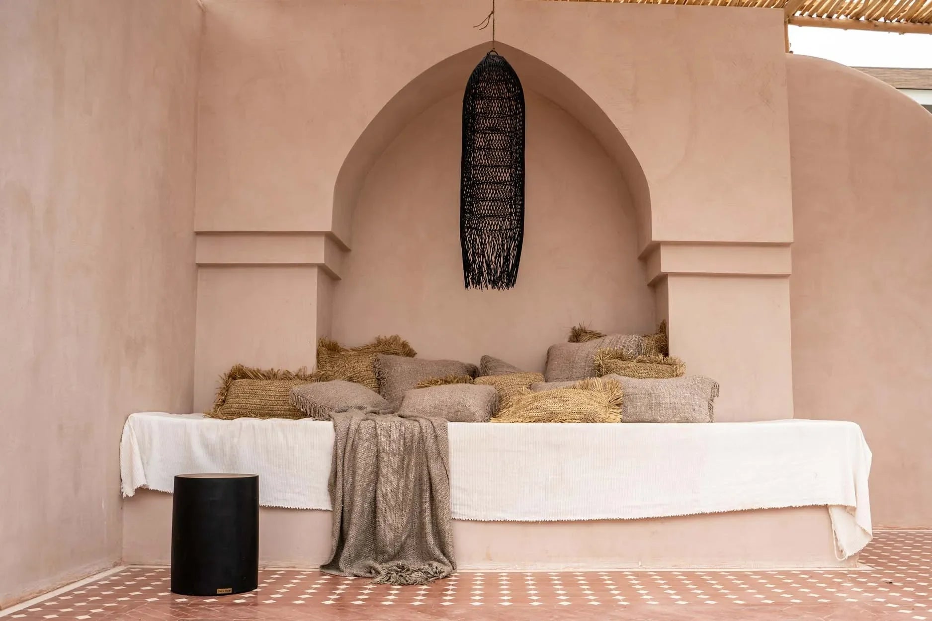 Housse de coussin carrée en coton gris perle avec haut-parleur cylindrique noir