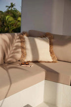 Housse de coussin carrée en coton et raphia naturel avec franges décoratives et crème