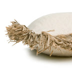 Coussin carré en coton et raphia naturel avec franges décoratives et aspect crémeux