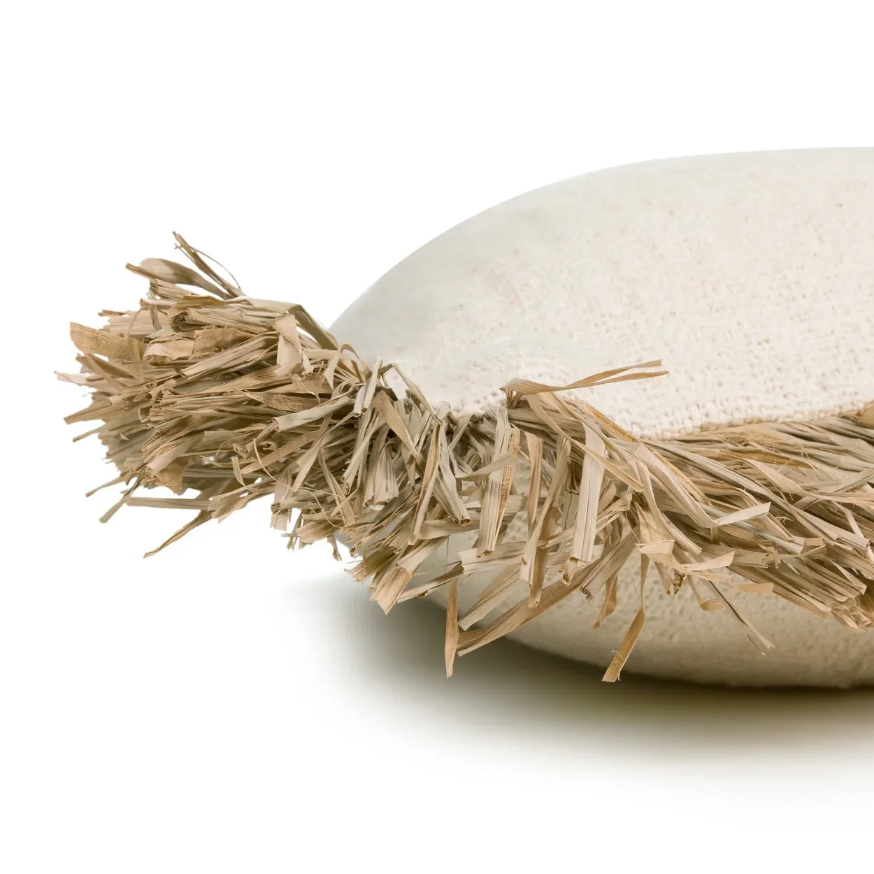 Coussin carré en coton et raphia naturel avec franges décoratives et aspect crémeux