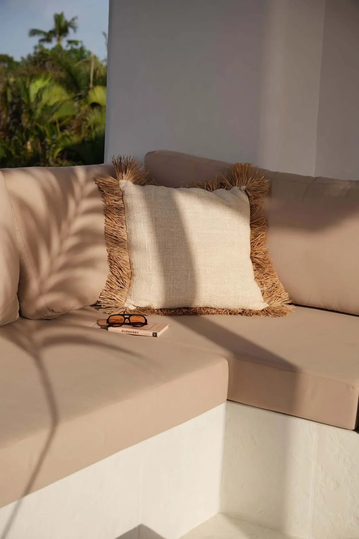 Coussin carré en coton avec franges décoratives et raphia naturel pour la décoration