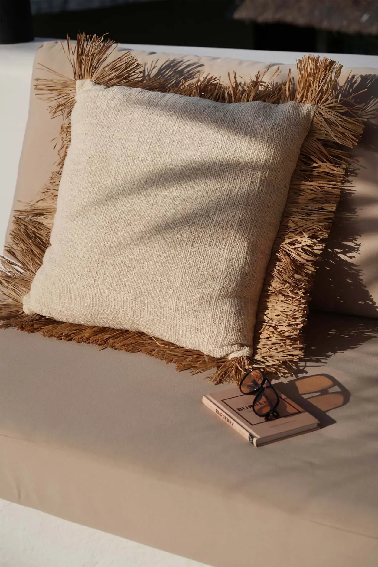 Coussin carré en coton et raphia naturel avec franges décoratives et texture tactile