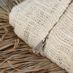 Coussin carré en coton et raphia naturel avec franges décoratives et fermeture éclair
