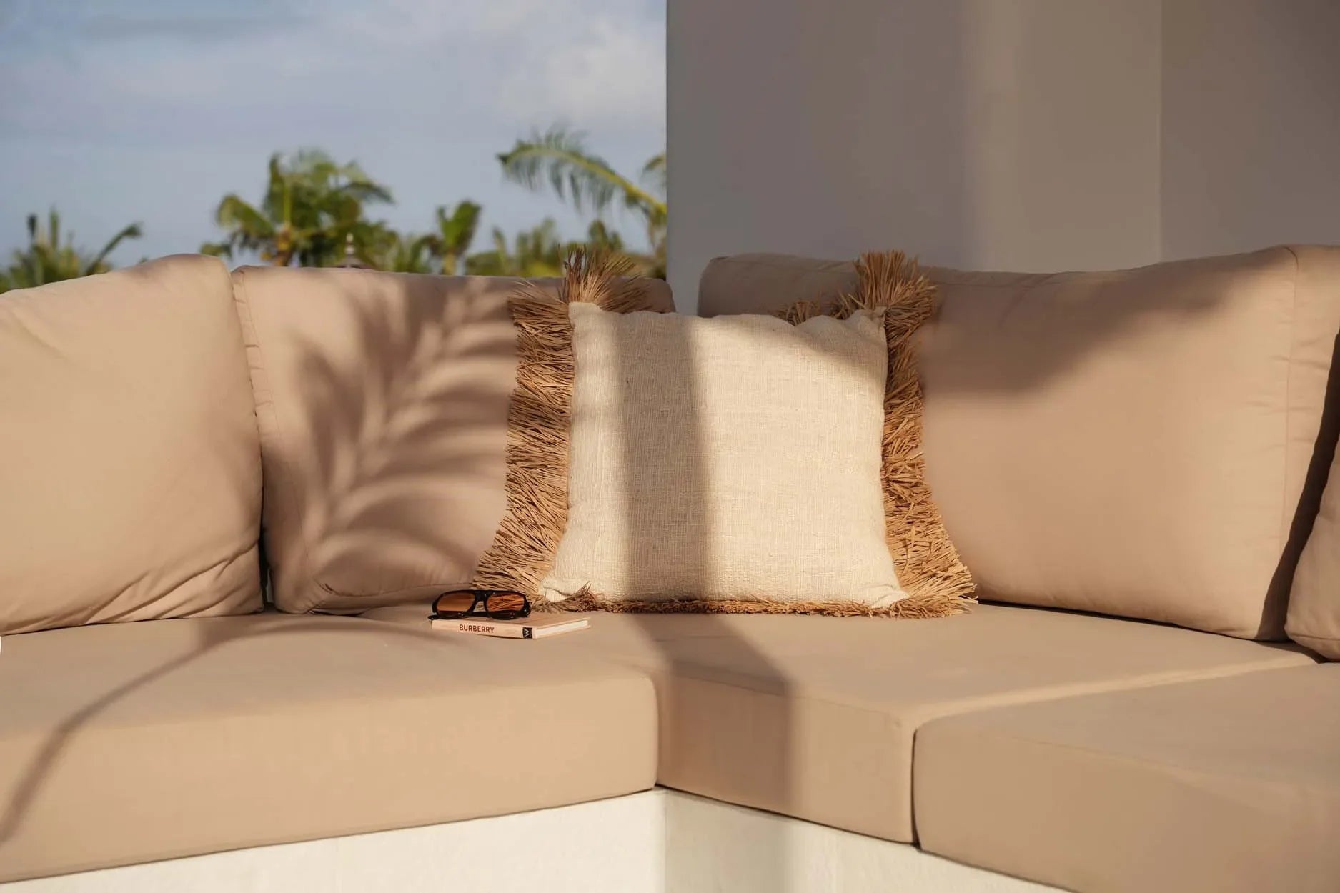 Housse de coussin carrée en coton et raphia naturel avec franges, parfaite pour canapé extérieur