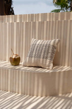 Housse de coussin carrée en coton tissé rayé noir avec un coussin beige et couture noire