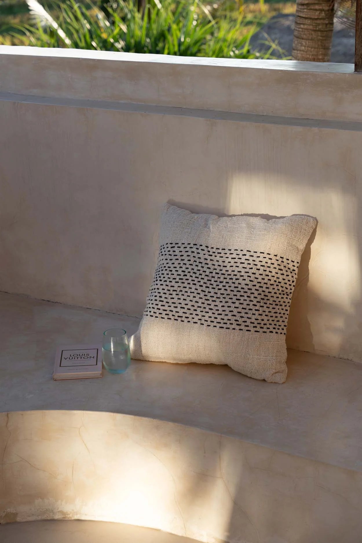 Housse de coussin carré en coton tissé motif rayé noir avec oreiller crème à couture horizontale
