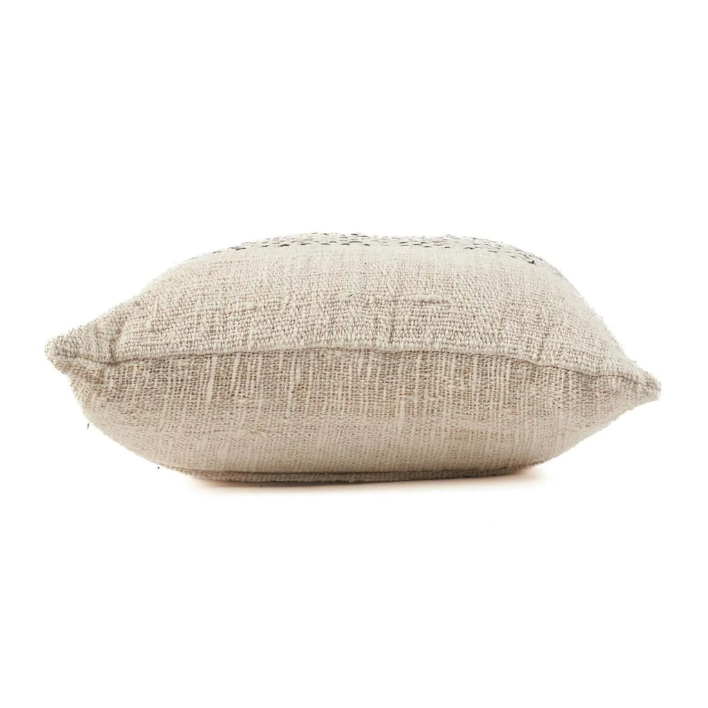 Coussin carré en coton tissé beige avec motif rayé noir et texture douce