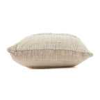 Coussin carré en coton tissé beige avec motif rayé noir et texture douce