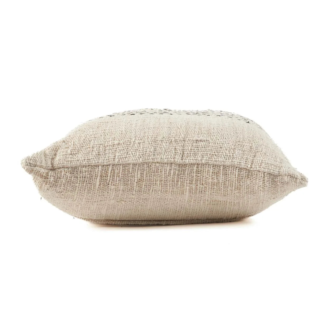 Coussin carré en coton tissé beige avec motif rayé noir et texture douce