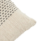 Coussin carré en coton tissé blanc cassé avec rayures noires et motifs texturés