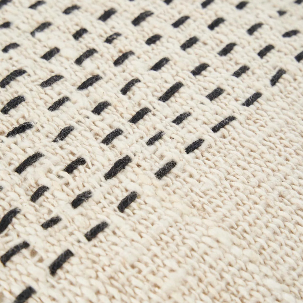 Housse de coussin carrée en coton tissé avec motif rayé noir et texture tissée