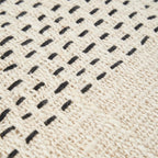 Housse de coussin carrée en coton tissé avec motif rayé noir et texture tissée