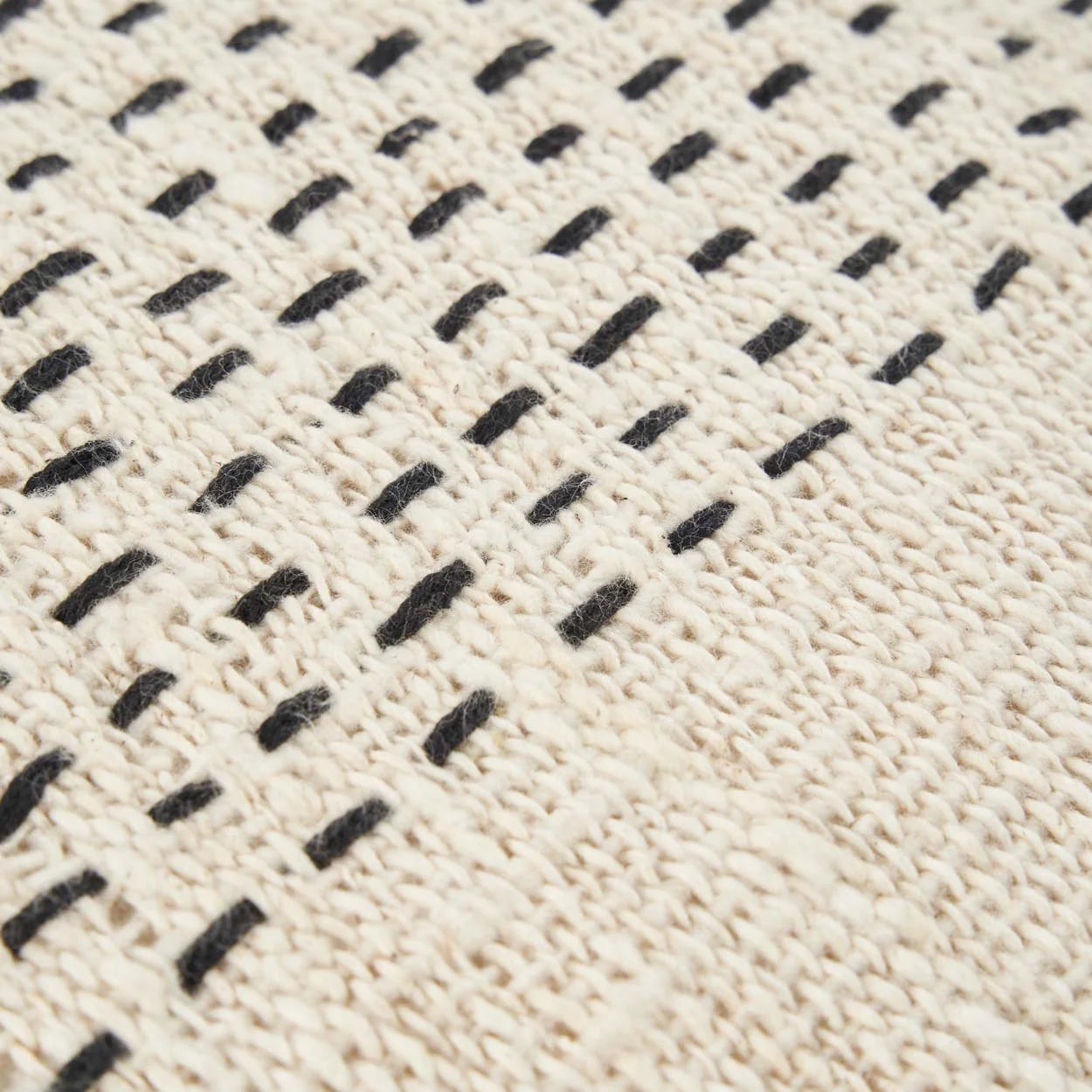 Housse de coussin carrée en coton tissé avec motif rayé noir et texture tissée
