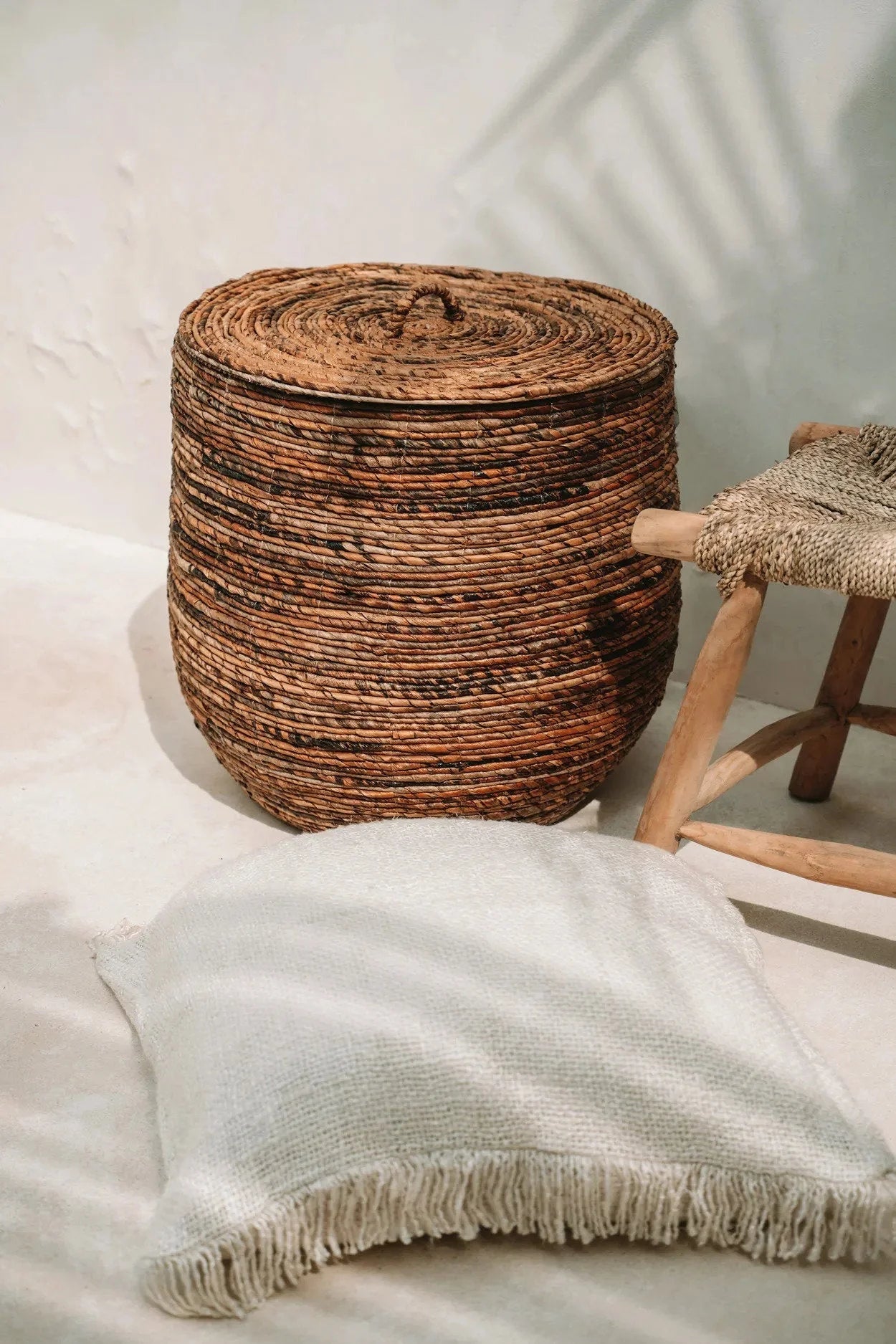 Panier à linge rond en rotin tissé avec couvercle et poignée boucle, style naturel