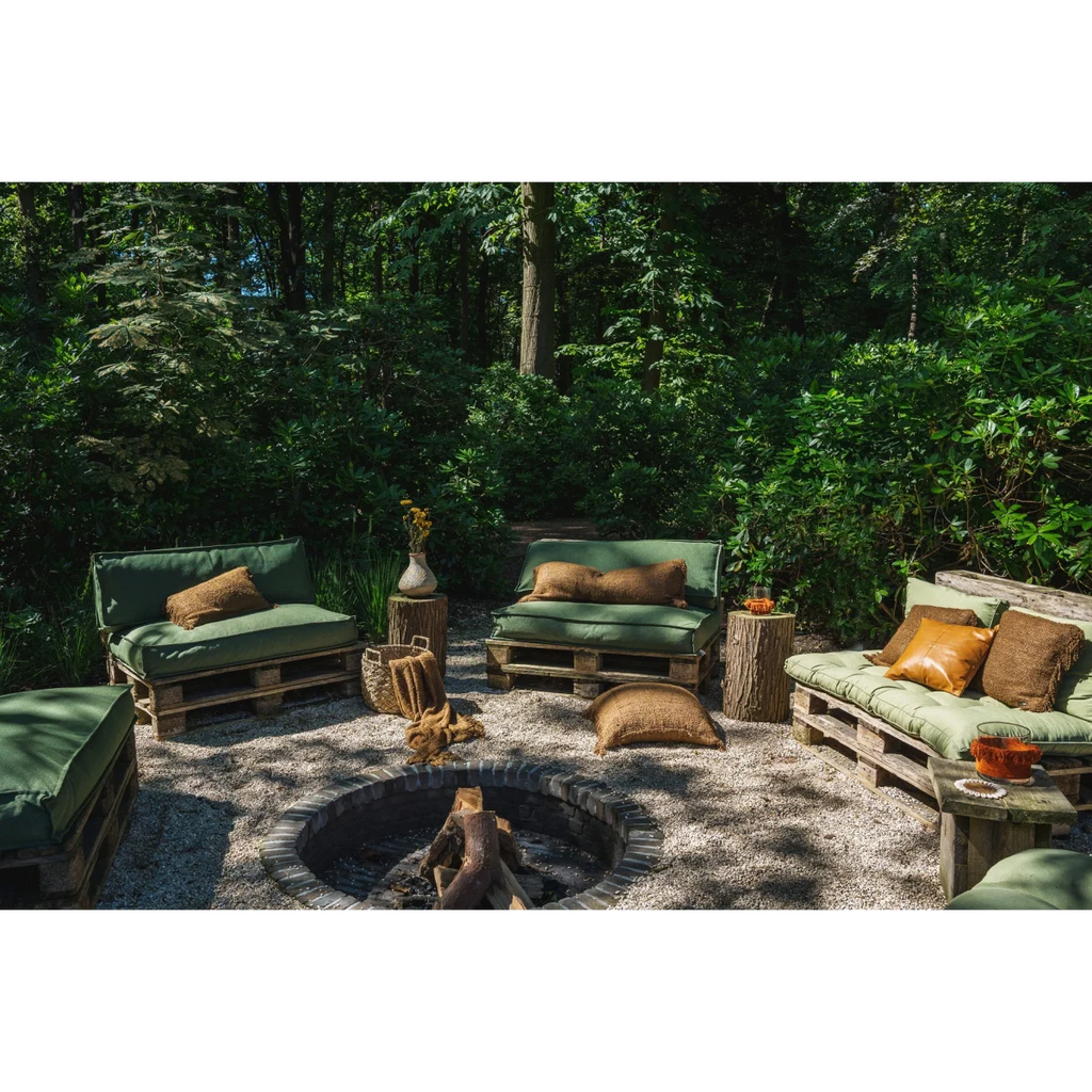 Housse de coussin carrée en cuir camel 40x40 cm avec couture croisée près d’un feu de camp en extérieur