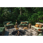 Housse de coussin carrée en cuir camel 40x40 cm avec couture croisée près d’un feu de camp en extérieur