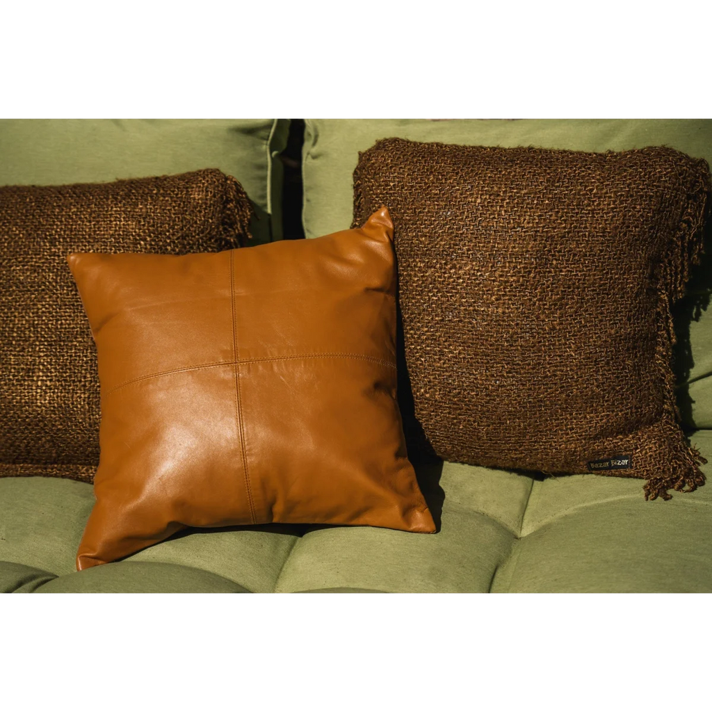 Coussin en cuir camel avec coutures croisées, 40x40 cm, style élégant et moderne