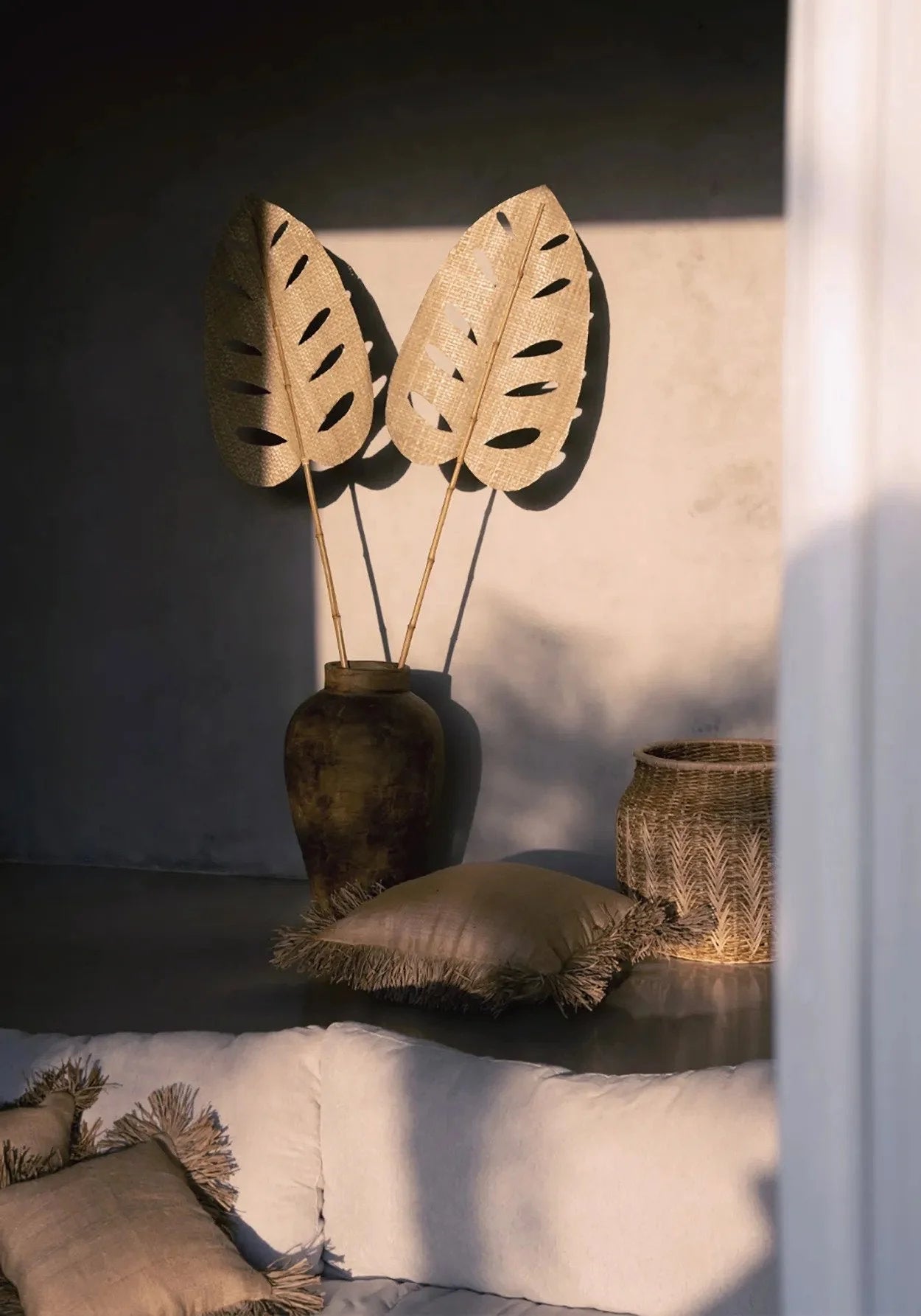 Housse de coussin carrée en jute naturel avec franges en raphia dans un style bohème interior